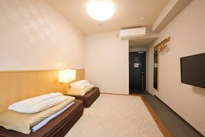 Desk, free WiFi, bed sheets - Smile Hotel Kyoto karasumagojo (Kyoto)