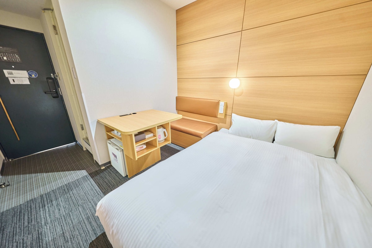 Double room [with bench seat], Non-smoking | Desk, WiFi (free), bed sheets
