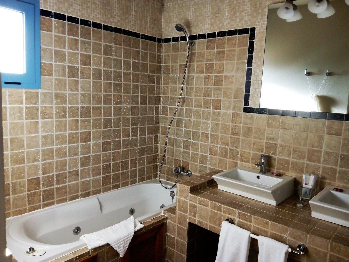 Habitación Deluxe doble | Baño | Ducha y bañera combinadas y bañera profunda