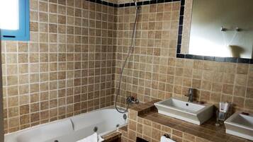 Habitación Deluxe doble | Baño | Ducha y bañera combinadas y bañera profunda