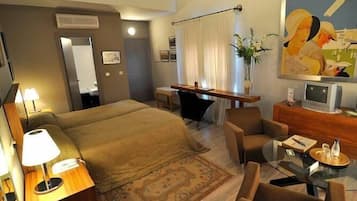 Habitación Deluxe doble | Caja fuerte, escritorio, cortinas opacas y wifi gratis