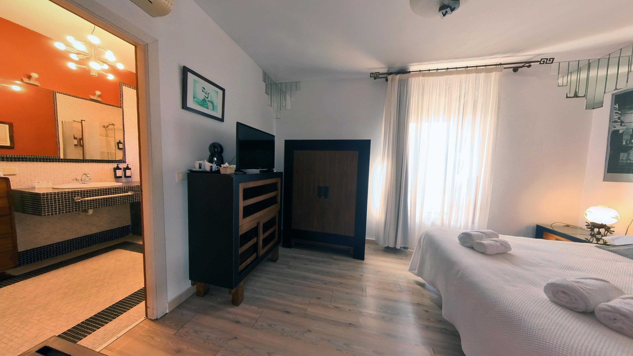 Habitación doble | Caja fuerte, escritorio, cortinas opacas y wifi gratis