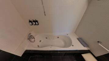Deluxe Double Room | Bathroom
