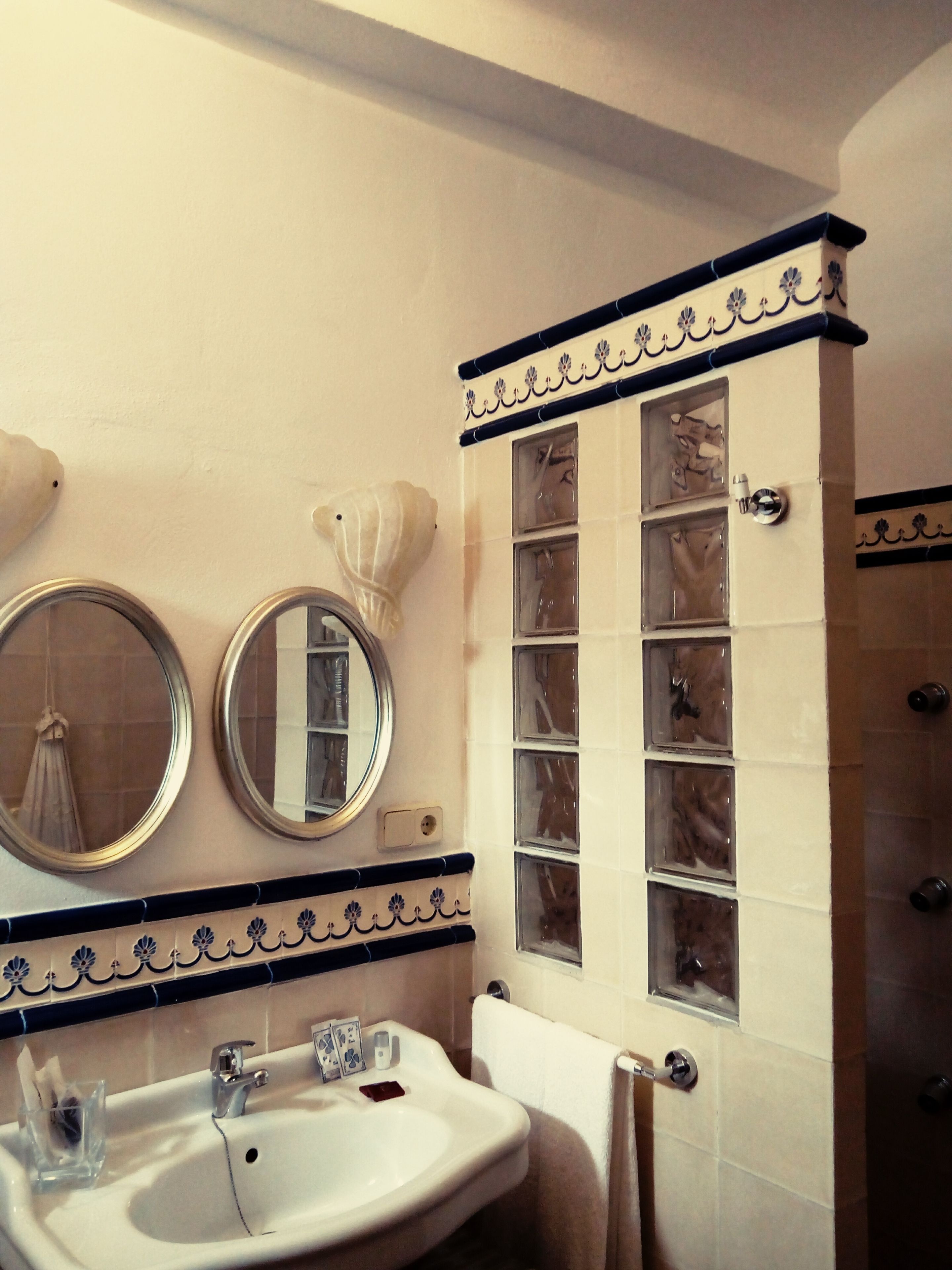 double room | bathroom shower