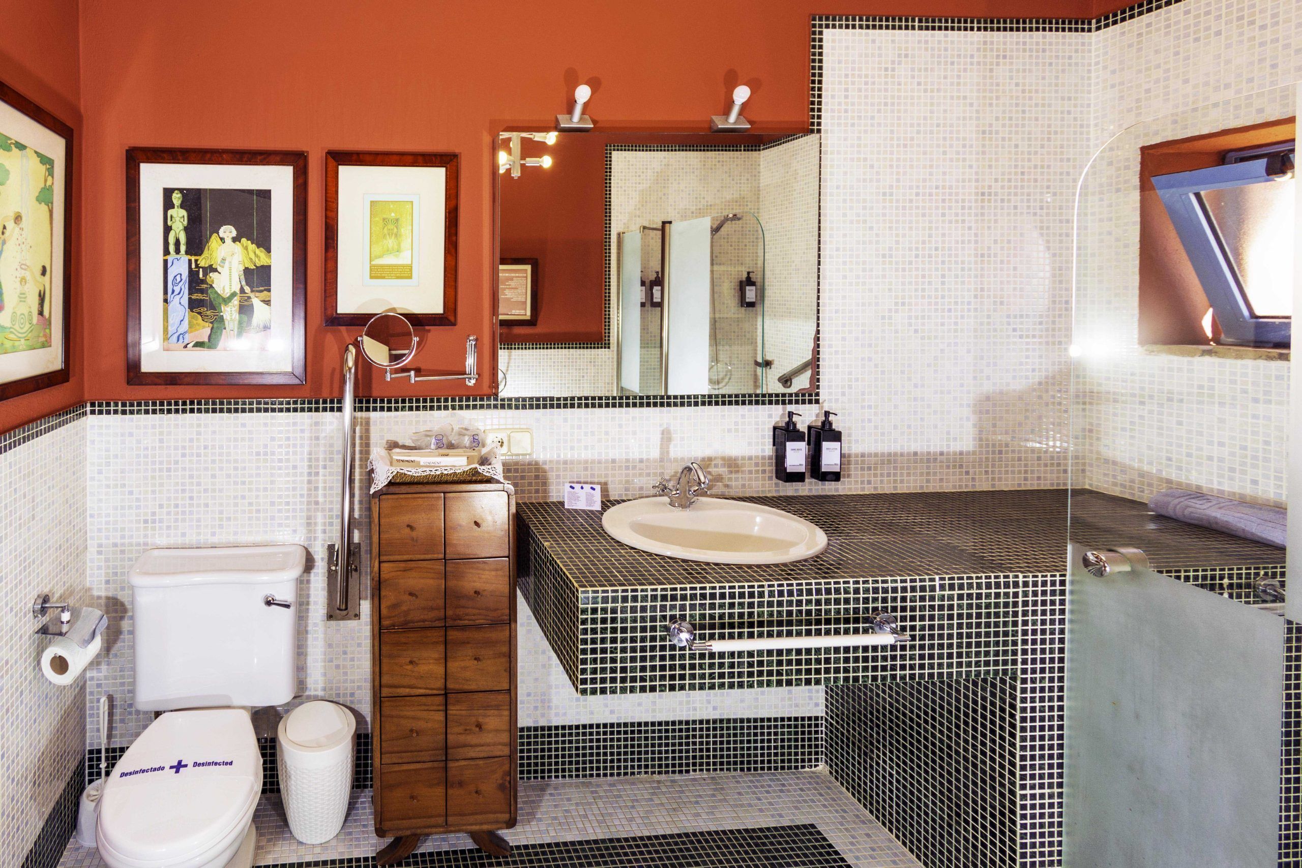 Habitación doble | Baño | Ducha y bañera combinadas y bañera profunda