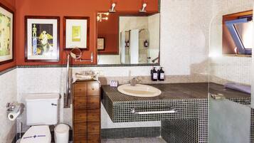 Habitación doble | Baño | Ducha y bañera combinadas y bañera profunda