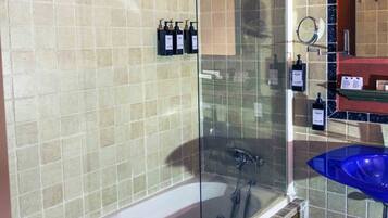 Habitación doble | Baño | Ducha y bañera combinadas y bañera profunda