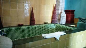 Junior suite | Badkamer | Een bad/douchecombinatie, een diep bad, gratis toiletartikelen