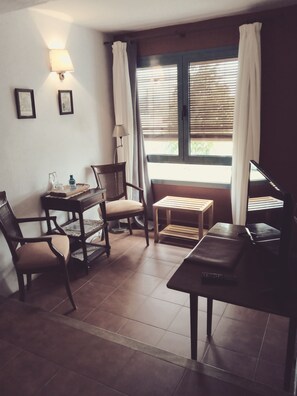 ダブルルーム (1 名様利用) | セーフティボックス (室内)、デスク、遮光カーテン、WiFi (無料)