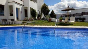Una piscina al aire libre de temporada