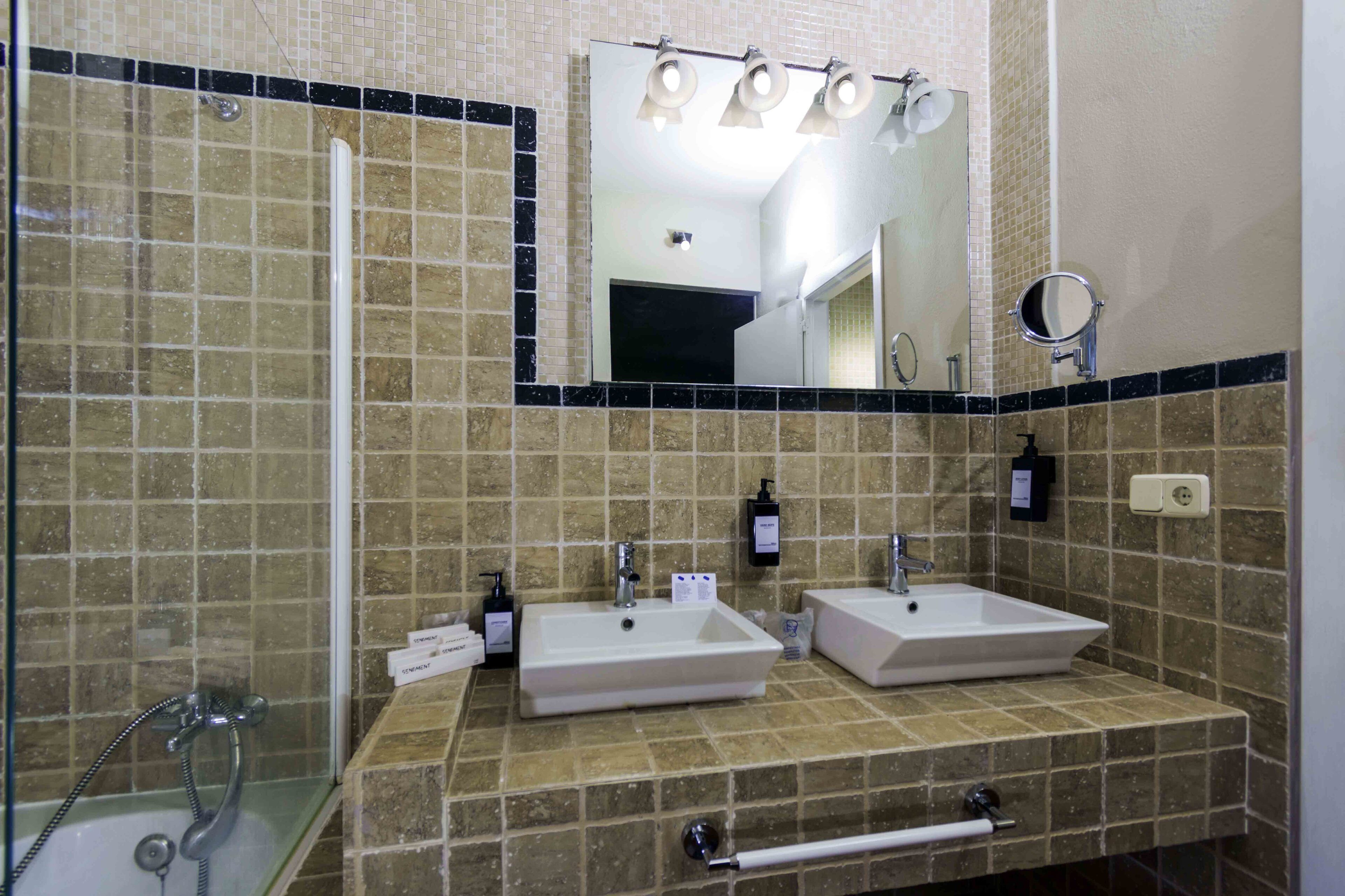 Habitación Deluxe doble | Baño | Ducha y bañera combinadas y bañera profunda