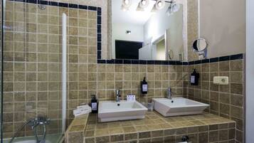 Habitación Deluxe doble | Baño | Ducha y bañera combinadas y bañera profunda