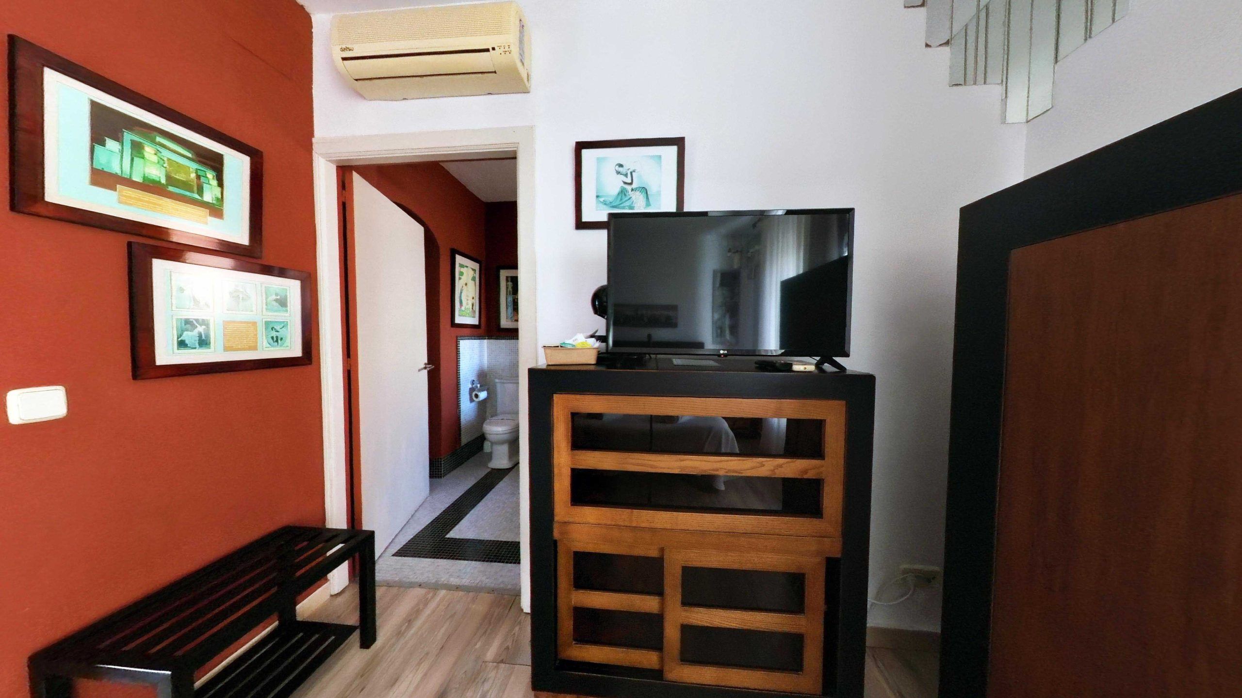 Caja de seguridad en la habitación, escritorio y cortinas blackout 