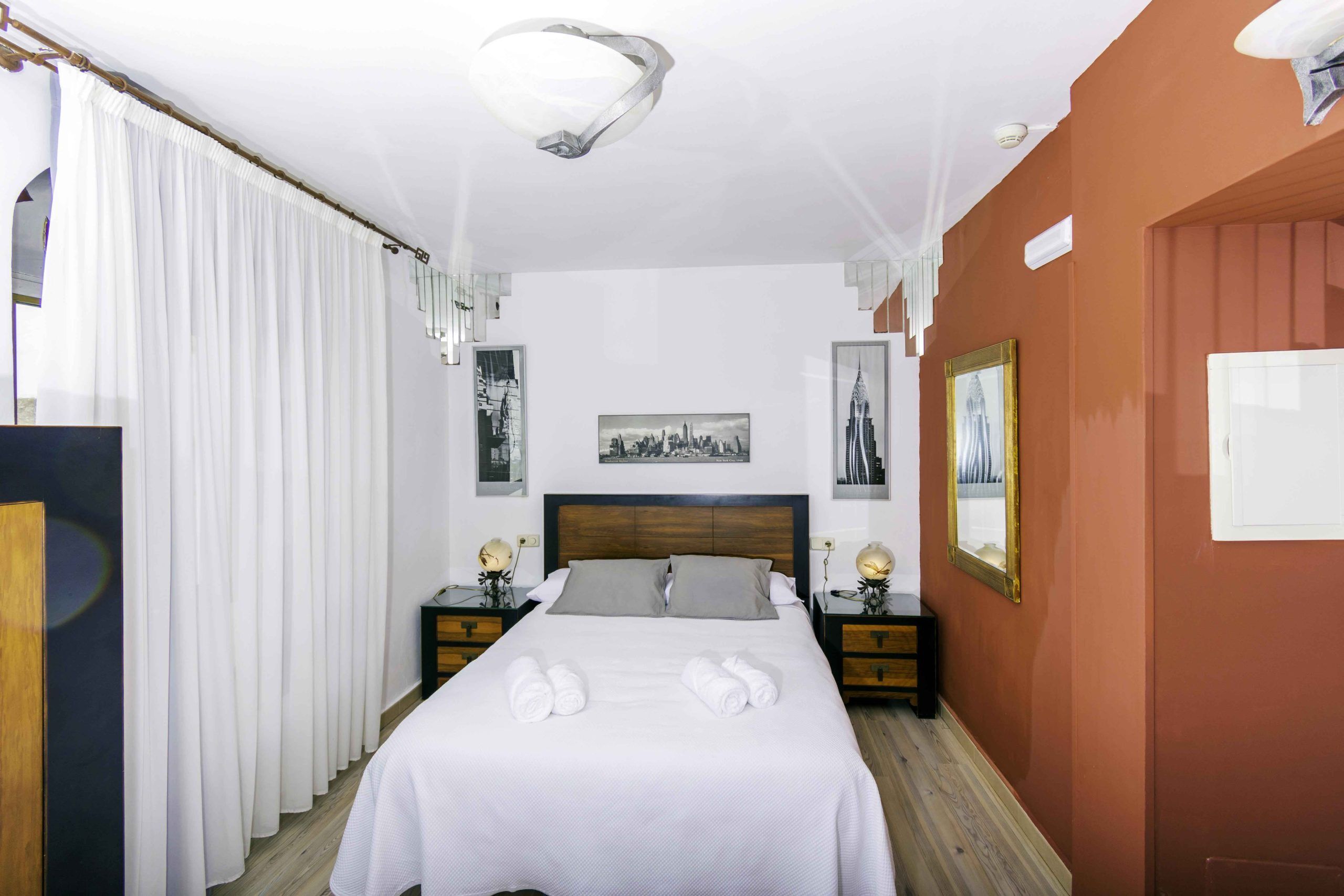 Habitación doble | Caja fuerte, escritorio, cortinas opacas y wifi gratis