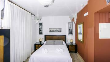 Habitación doble | Caja fuerte, escritorio, cortinas opacas y wifi gratis