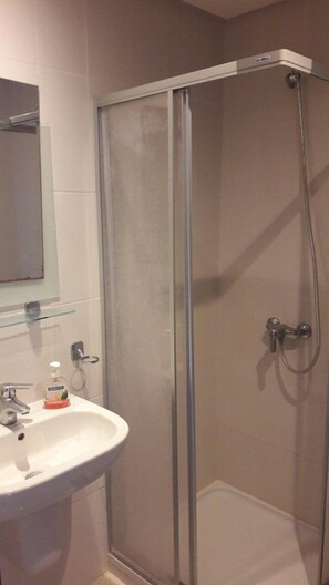 Apartment | Badezimmer | Dusche, Handtücher