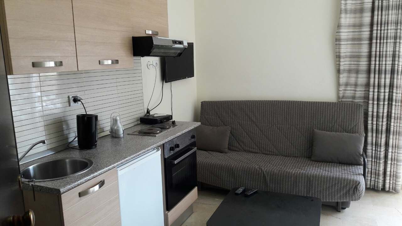 Căn hộ | Bếp nhỏ riêng | Lò vi sóng, lò nướng, bếp nấu, dụng cụ nấu nướng/bát dĩa/dao nĩa 