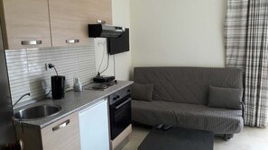 Appartement | Coin cuisine privé | Micro-ondes, four, plaque de cuisson