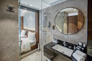 Douche, sĂšche-cheveux, chaussons, serviettes fournies