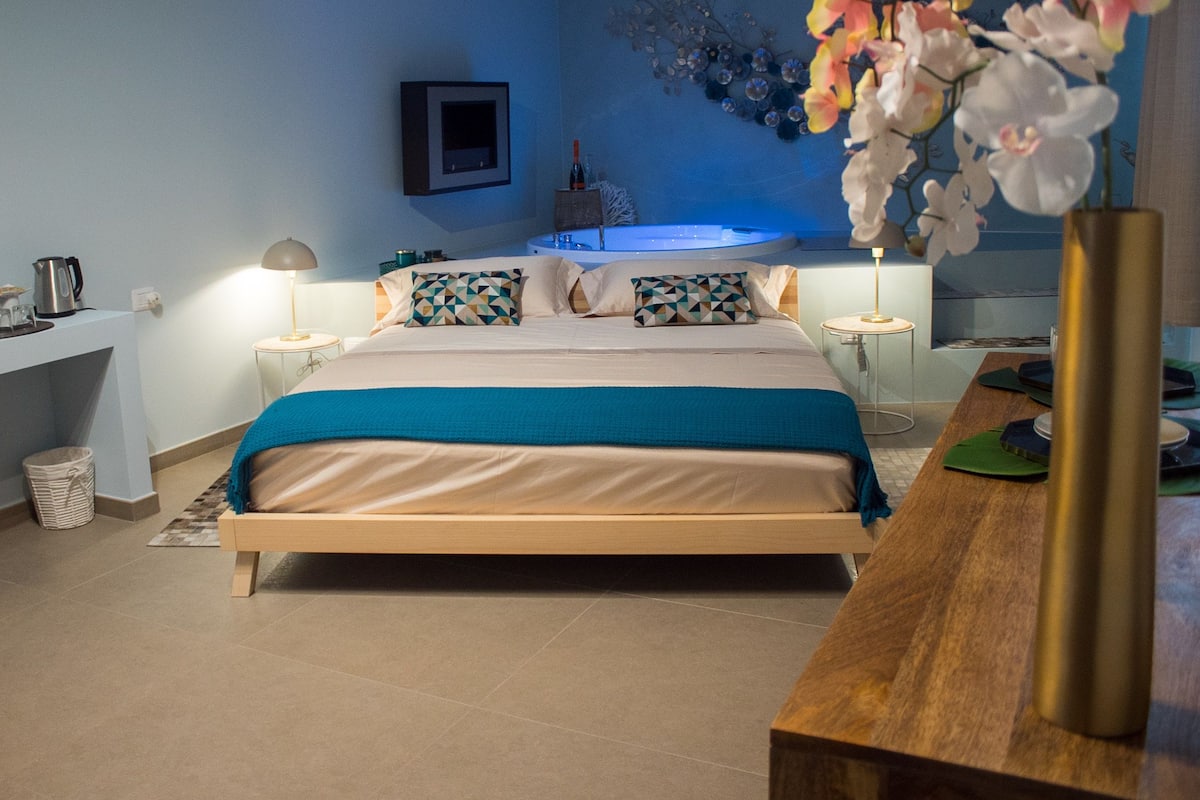 Quarto casal luxo | Frigobar, escrivaninha, espaço de trabalho para notebook
