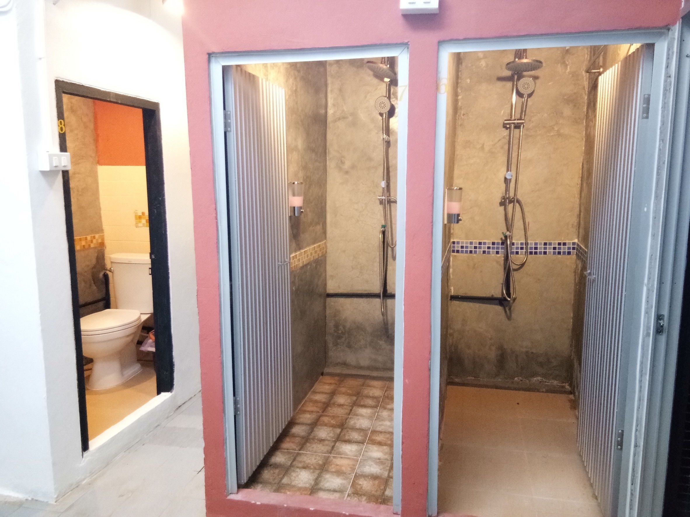 Mixed Dormitory with Shared Bathroom | Phòng tắm | Buồng tắm vòi sen, đồ dùng nhà tắm miễn phí, dép đi trong nhà 