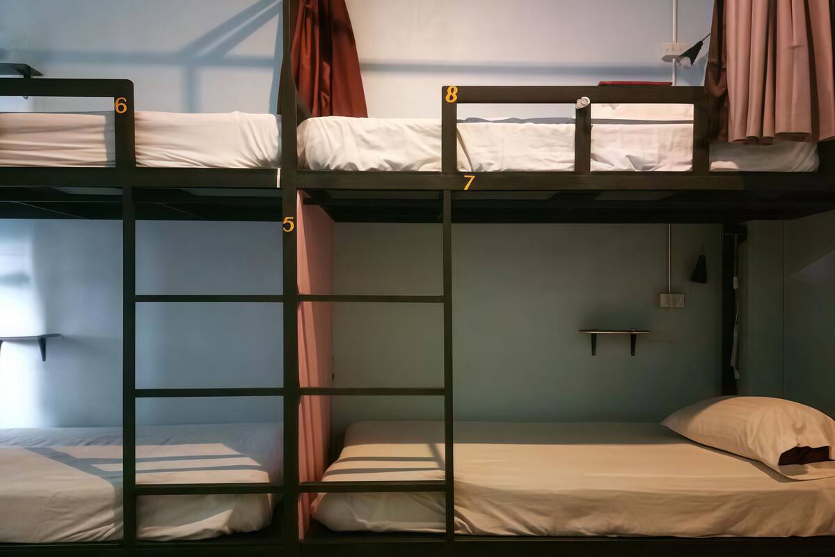 Mixed Dormitory with Shared Bathroom | Tabla de planchar con plancha, wifi gratis y ropa de cama