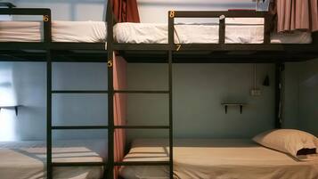 Mixed Dormitory with Shared Bathroom | Bàn ủi/dụng cụ ủi quần áo, truy cập Internet không dây miễn phí