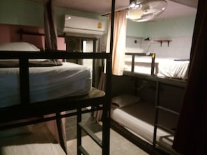 Mixed Dormitory with Shared Bathroom | Tabla de planchar con plancha y wifi gratis