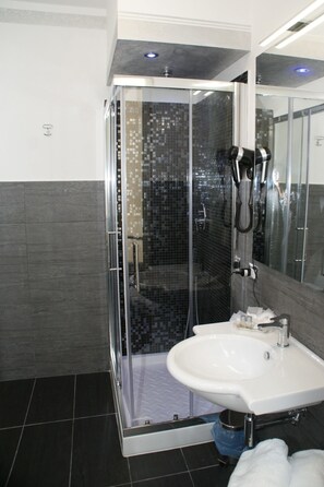 Superior Double or Twin Room | Bathroom | Shower, free toiletries, hair dryer, towels - Landlord in Trastevere (Rome)