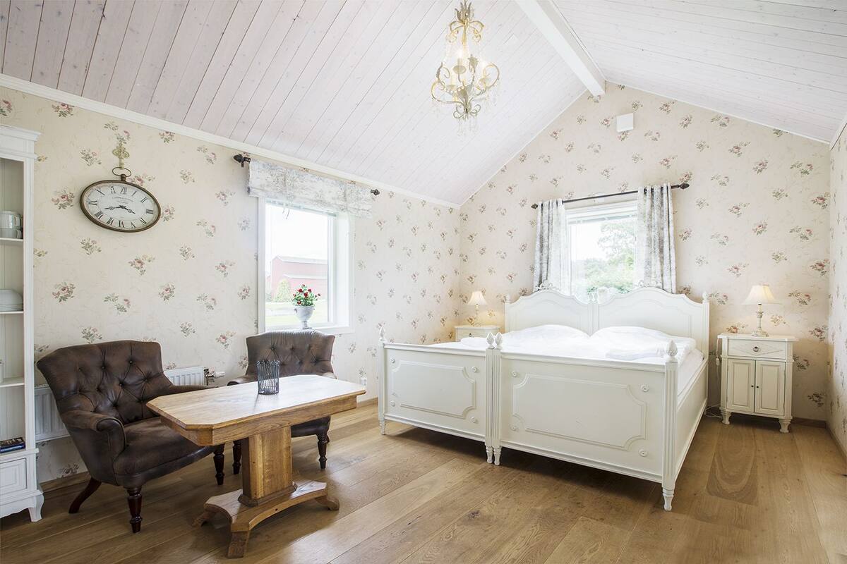 Room, Courtyard View | Desk, iron/ironing board, free WiFi