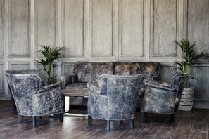 Coin salon dans le hall