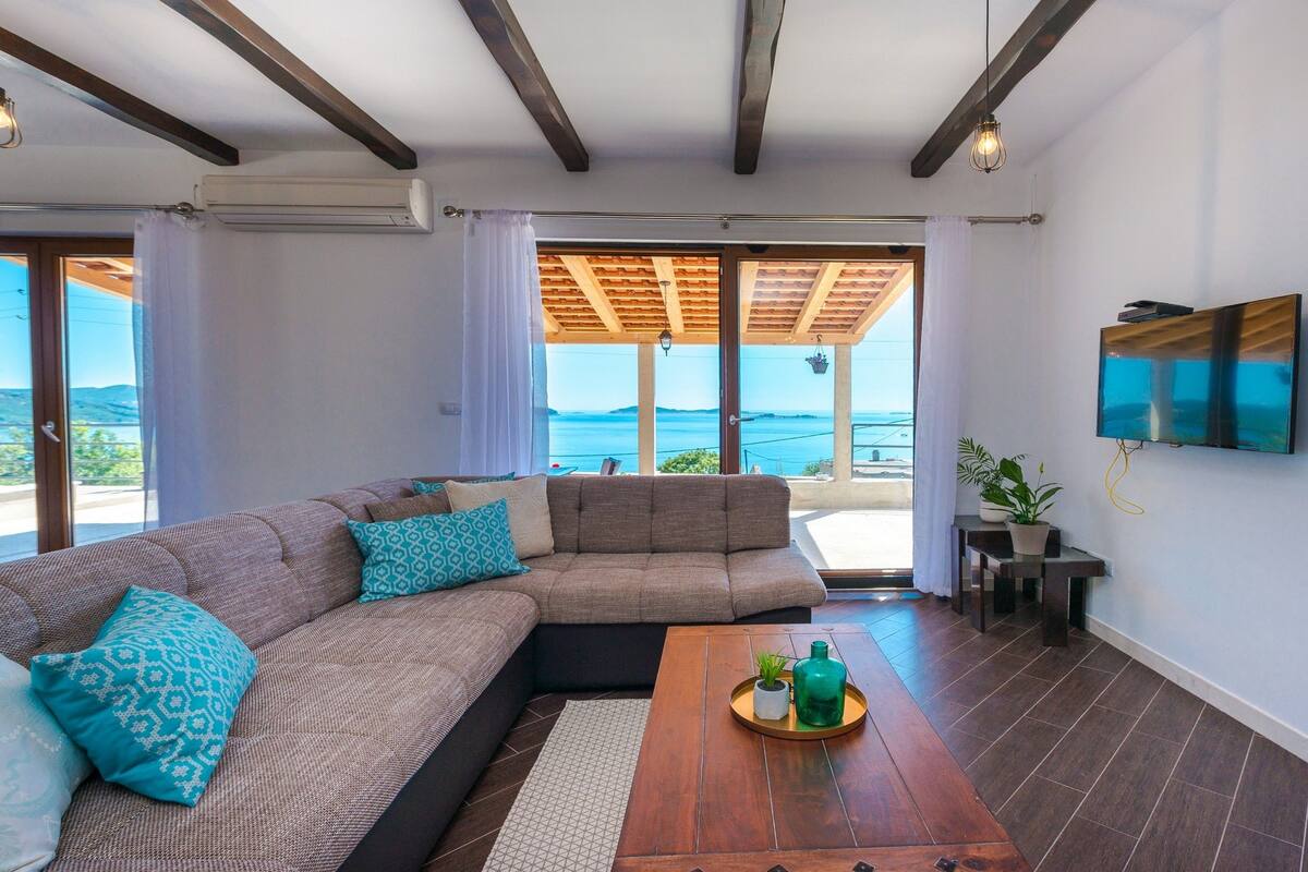 Appartamento Deluxe, 4 camere da letto, terrazzo, vista mare | Area soggiorno | TV a schermo piatto 25 pollici con canali satellitari, TV