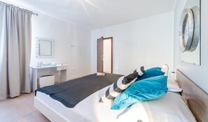 A bedroom with a bed, a desk, and a mirror. - Apartments Made 4U (Zupa dubrovacka)