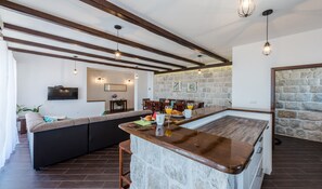 Deluxe-Apartment, 4 Schlafzimmer, Terrasse, Meerblick | Wohnbereich | 25-Zoll-Flachbildfernseher mit Satellitenempfang, Fernseher
