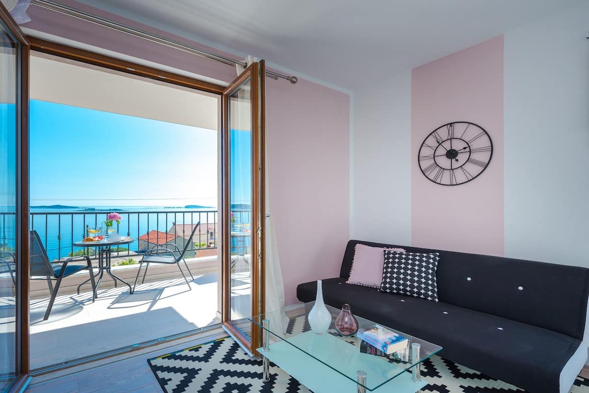 Appartamento Premium, 1 camera da letto, balcone, vista mare | Area soggiorno | TV a schermo piatto 25 pollici con canali satellitari, TV