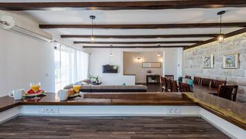Deluxe Condo, 4 Bedrooms, Terrace, Sea View | Living area