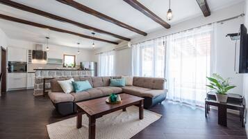 Leilighet – deluxe, 4 soverom, terrasse, sjøutsikt | Oppholdsrom | En 25-tommers Flatskjerm-TV med Parabol-TV samt TV