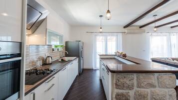 Deluxe Condo, 4 Bedrooms, Terrace, Sea View | Private kitchen | Fridge, microwave, oven, stovetop