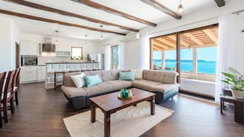 Leilighet – deluxe, 4 soverom, terrasse, sjøutsikt | Oppholdsområde | En 25-tommers Flatskjerm-TV med Parabol-TV samt TV