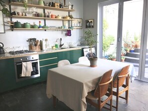 Luxury apartment in historic Bo-Kaap | In-room dining - Luxury apartment in historic Bo-Kaap (Cape Town)