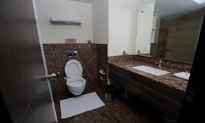 Suite ejecutiva | Baño | Regadera, amenidades de baño gratuitas, pantuflas 