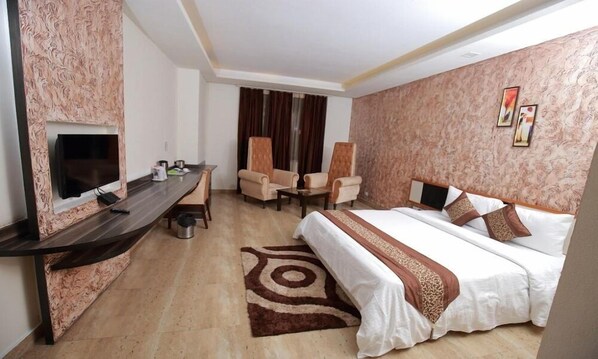 Ropa de cama de alta calidad y caja de seguridad en la habitación 