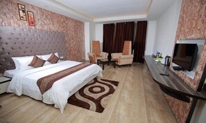 Ropa de cama de alta calidad y caja de seguridad en la habitación 