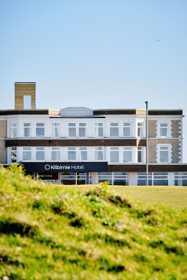 A multi-story hotel with a prominent sign reading "Kilbirnie Hotel." - Kilbirnie Hotel (Newquay)