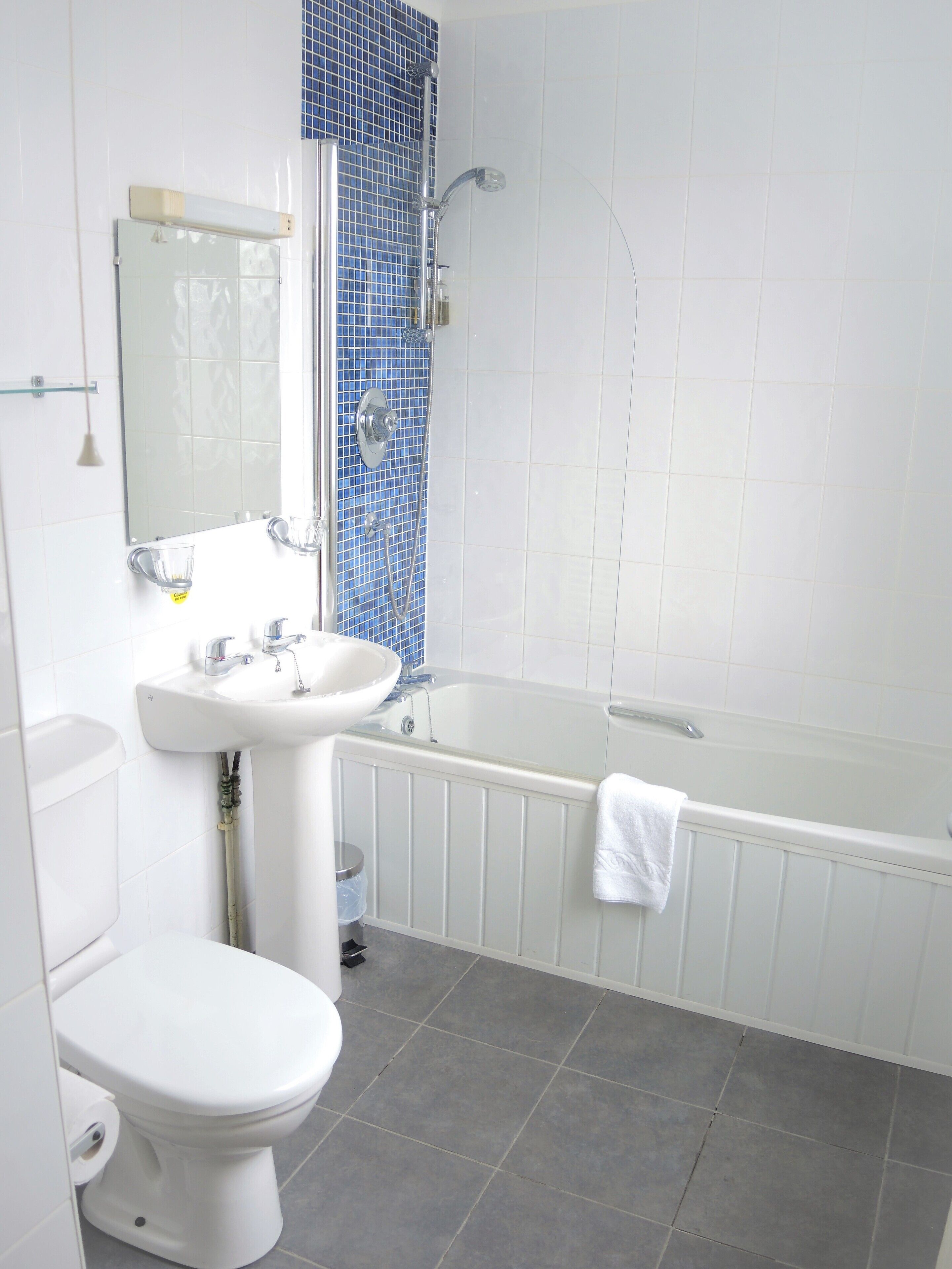 Un baño con inodoro, lavamanos y bañera.