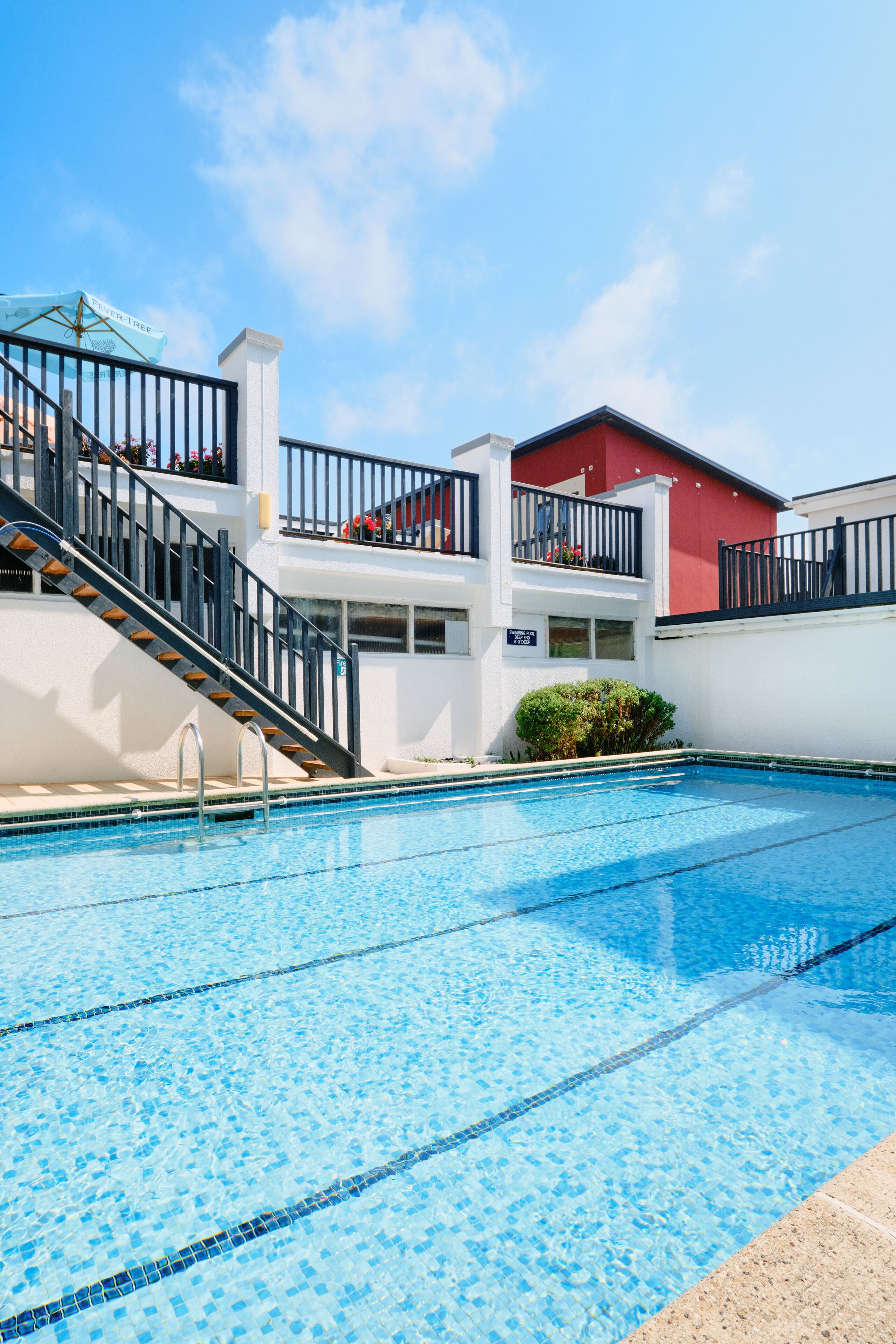 Piscine couverte, piscine extérieure, chaises longues