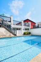Una piscina techada, una piscina al aire libre