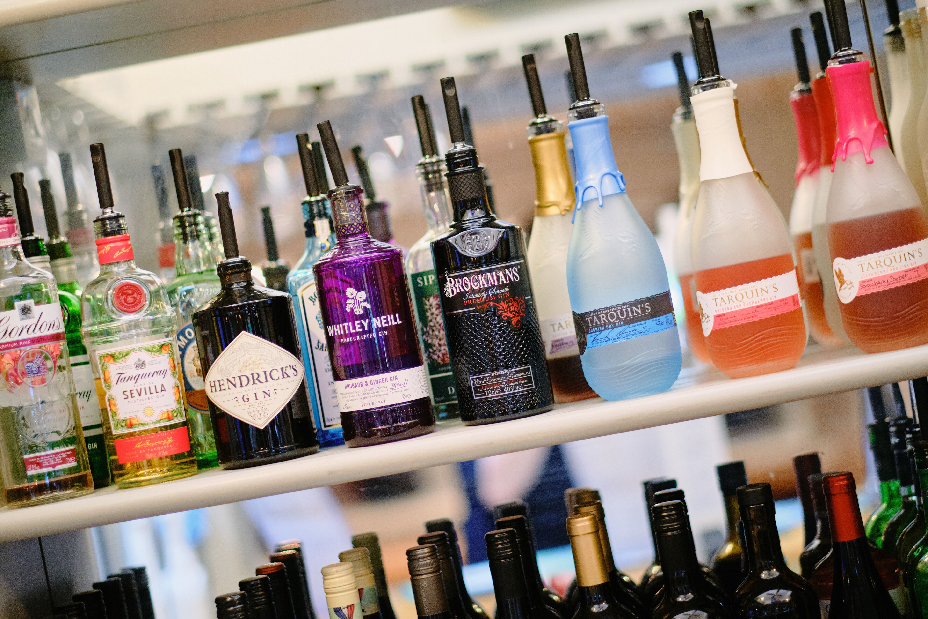 Variedad de botellas de licor en una estantería.