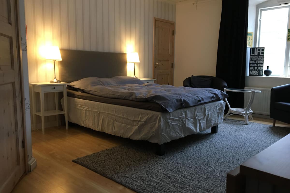 family room | bathroom | shower, free toiletries, towels