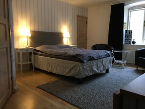 Habitación familiar | Baño | Ducha, artículos de higiene personal gratuitos y toallas